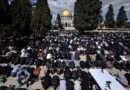 Pavarësisht kufizimeve izraelite, rreth 100 mijë palestinezë falën xhumanë e dytë të Ramazanit në Al-Aksa