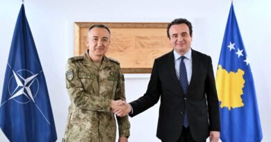 Kryeministri Kurti pret në takim komandantin e KFOR-it, gjeneralmajorin Ulutas
