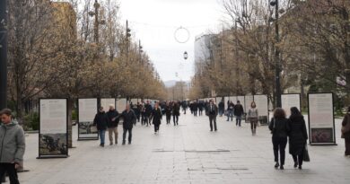 27-vjetori i ndërhyrjes së NATO-s në Kosovë: Në sheshin e Prishtinës ekspozohen të gjitha masakrat serbe