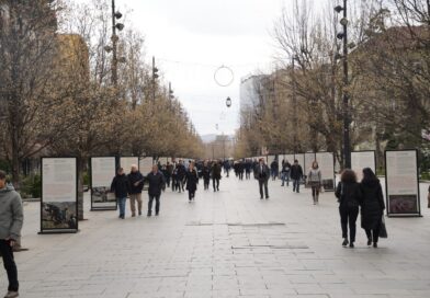 Gashi dhe organizatat përgjegjëse për ekspozitën rreth mas*krave në Kosovë kërkojnë falje publike