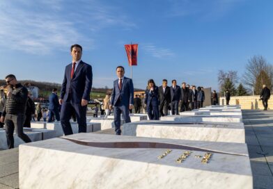 Krerët e VLEN bëjnë homazhe në Prekaz: Lavdi e përjetshme Adem Jasharit dhe dëshmorëve të kombit