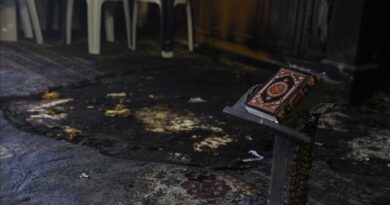 Kolonët e paligjshëm izraelitë djegin hyrjen e një xhamie në Bregun Perëndimor