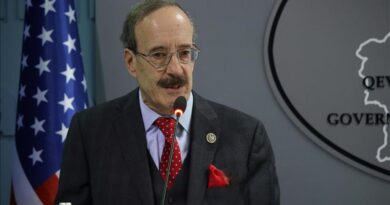 Ndërron jetë miku i shqiptarëve, ish-kongresisti Eliot Engel