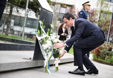 Kryeministri Kurti bëri homazhe te memoriali “Heroinat” në Ditën Memoriale të të Mbijetuarve të Dhunës Seksuale gjatë luftës në Kosovë
