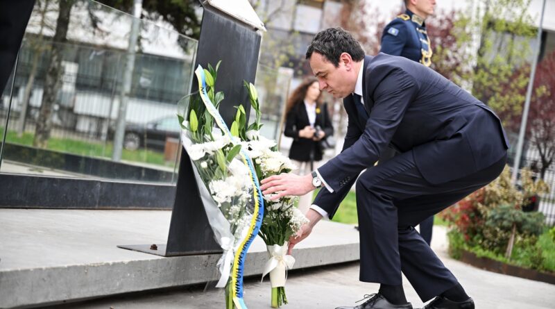 Kryeministri Kurti bëri homazhe te memoriali “Heroinat” në Ditën Memoriale të të Mbijetuarve të Dhunës Seksuale gjatë luftës në Kosovë