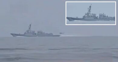 Momenti kur forcat iraniane kërcënojnë anijen amerikane që tentonte të futej në Ngushticën e Hormuzit: Ndryshoni drejtim ose do hapim zjarr (VIDEO)