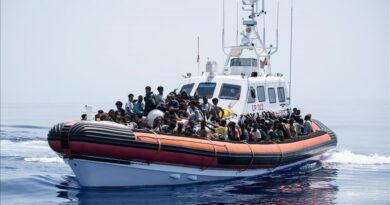 Mbi 70 të zhdukur pasi një anije me emigrantë u përmbys në Mesdhe