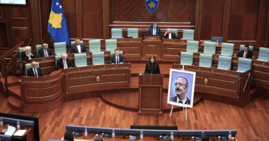 Kuvendi i Kosovës i bën nderime kongresistit të ndjerë amerikan, Eliot Engel