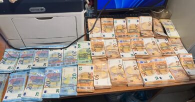 Dogana konfiskon mbi 122 mijë euro të padeklaruara tek Dheu i Bardhë