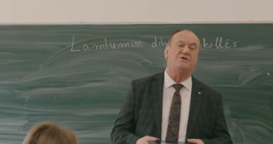 Mahmut Ferati i paraprin pensionimit me këngën “LAMTUMIRË DITARI I SHKOLLËS”, një këngë që do t’u shërbejë shumë mësimdhënësve!