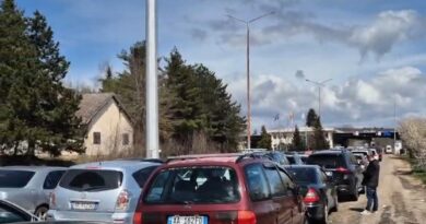 Dy orë pritje në Qafë Thanë, qytetarët nga Shqipëria udhëtojnë drejt Maqedonisë së Veriut për naftë…!
