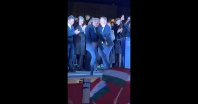 Ministri i Shëndetësisë në Hungari bëhet viral para se të betohej, kërcimi i tij pas fitores në zgjedhje “pushton” rrjetin (VIDEO)