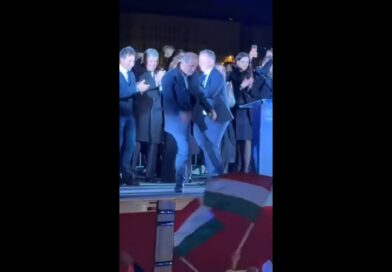 Ministri i Shëndetësisë në Hungari bëhet viral para se të betohej, kërcimi i tij pas fitores në zgjedhje “pushton” rrjetin (VIDEO)