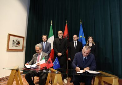 Nënshkruhet marrëveshja për ndërtimin e anijeve luftarake në Shqipëri