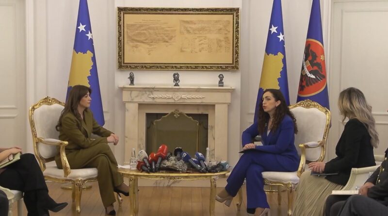 LIVE: Presidentja Vjosa Osmani dorëzon detyrën tek Kryetarja e Kuvendit, Albulena Haxhiu
