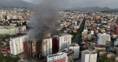 Autoritetet shqiptare arrestojnë katër të dyshuar për zjarrin në pallatin shumëkatësh në Tiranë
