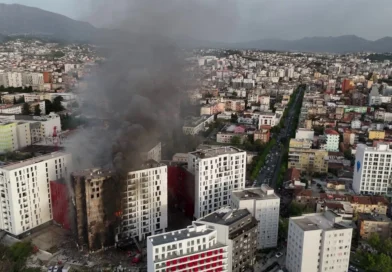 Zjarri i frikshëm që përfshiu pallatin 12-katësh pranë QSUT-Tiranë, shihni pamjet me dron (Video)