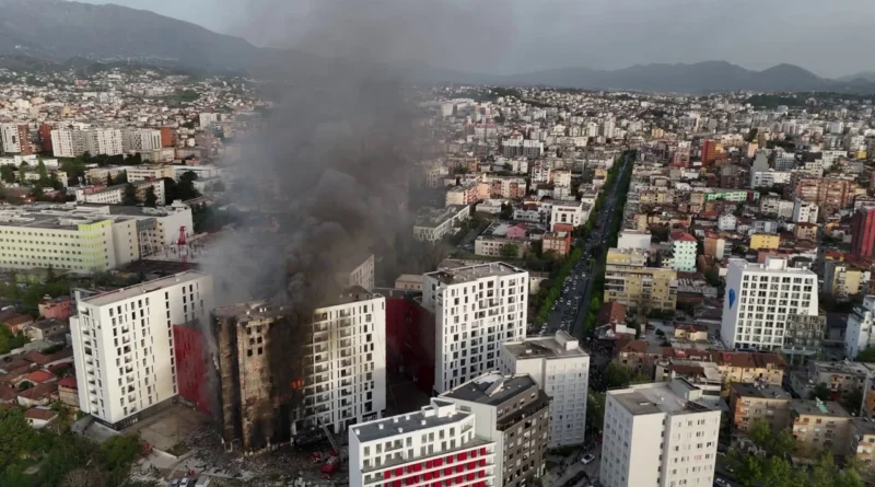 Zjarri i frikshëm që përfshiu pallatin 12-katësh pranë QSUT-Tiranë, shihni pamjet me dron (Video)