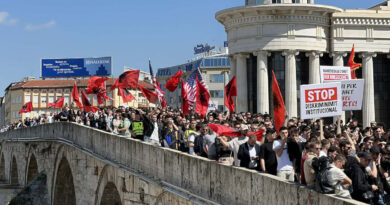 “Gjuha nuk negociohet!” – Studentët shqiptarë në protestë, mesazhe të forta për barazi dhe identitet