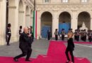Rama pritet me ceremoni zyrtare në Romë, momenti kur takohet me Melonin, kryeministri i ulet në gjunjë