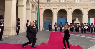 Rama pritet me ceremoni zyrtare në Romë, momenti kur takohet me Melonin, kryeministri i ulet në gjunjë