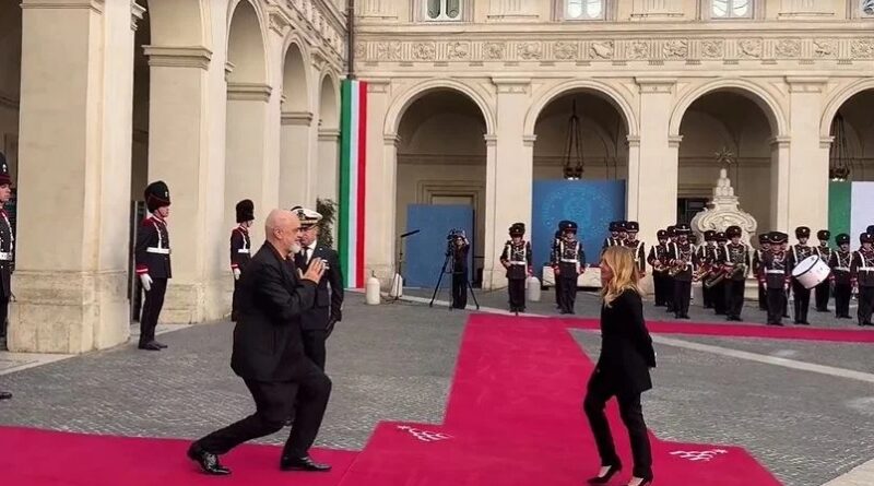 Rama pritet me ceremoni zyrtare në Romë, momenti kur takohet me Melonin, kryeministri i ulet në gjunjë
