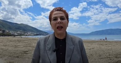 Tarifa 700 lekë për çadrat në Vlorë, kryetarja e Bashkisë: Është limit për privatin, plazhet publike janë falas