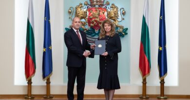 Fitoi zgjedhjet parlamentare/ Radev mandatohet për të formuar qeverinë e re në Bullgari