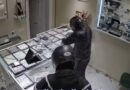 Të armatosur dhe me çekiç në dorë, ja momenti kur autorët grabisin argjendarinë në Kamëz (Video)