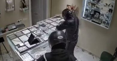 Të armatosur dhe me çekiç në dorë, ja momenti kur autorët grabisin argjendarinë në Kamëz (Video)