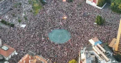 Studentët mbushin rrugët e Beogradit me protestë masive (VIDEO)