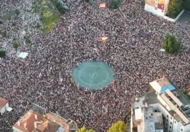 Studentët mbushin rrugët e Beogradit me protestë masive (VIDEO)