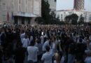 Protesta kundër ndërtimeve në Zvërnec, qytetarët zhvendosen te Kryeministria: Duam dorëheqje