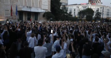 Protesta kundër ndërtimeve në Zvërnec, qytetarët zhvendosen te Kryeministria: Duam dorëheqje