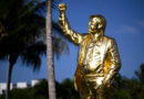 Statuja gjigante prej ari e Trumpit përurohet në Florida