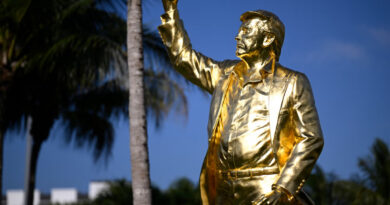 Statuja gjigante prej ari e Trumpit përurohet në Florida