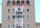“Ju erdhi fundi”/ Studentët mesazh të fortë Ramës, shpalosin banderolën gjigande në Universitetin Politeknik