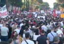 Protestë madhështore në Tiranë, mijëra qytetarë revoltë para Kryeministrisë: Rama të japë dorëheqjen! Shqipëria nuk shitet!