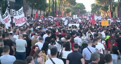 Protestë madhështore në Tiranë, mijëra qytetarë revoltë para Kryeministrisë: Rama të japë dorëheqjen! Shqipëria nuk shitet! (