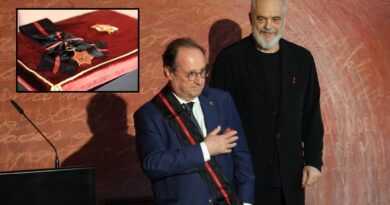 Rama i jep medaljen e artë ish-presidentit francez, François Hollande: Kontribuoi në forcimin e marrëdhënieve mes Shqipërisë dhe Francës