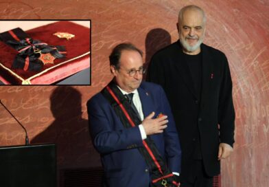 Rama i jep medaljen e artë ish-presidentit francez, François Hollande: Kontribuoi në forcimin e marrëdhënieve mes Shqipërisë dhe Francës