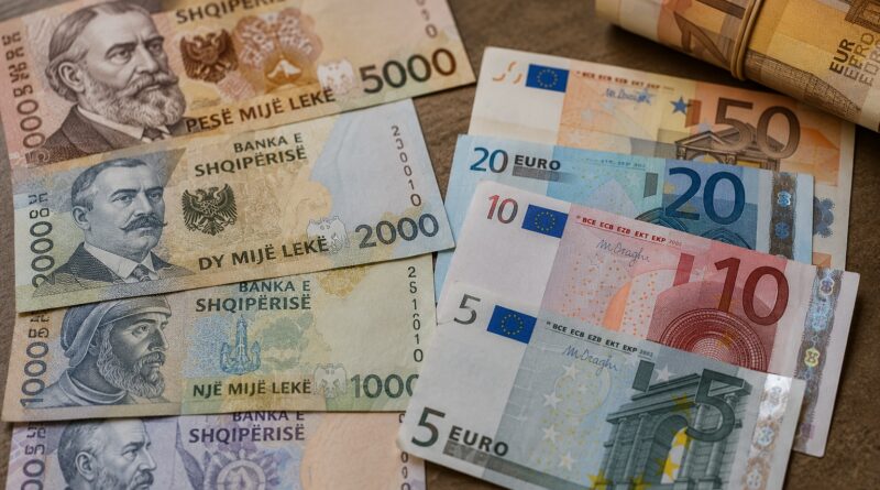 Shqipëria nis përgatitjet për ta zëvendësuar lekun me euro