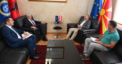 Për herë të parë vendoset flamuri shtetëror në zyrën e Ali Ahmetit