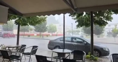 Moti i keq përfshin jugun e Shqipërisë, reshje të dendura dhe breshër në Sarandë dhe Delvinë