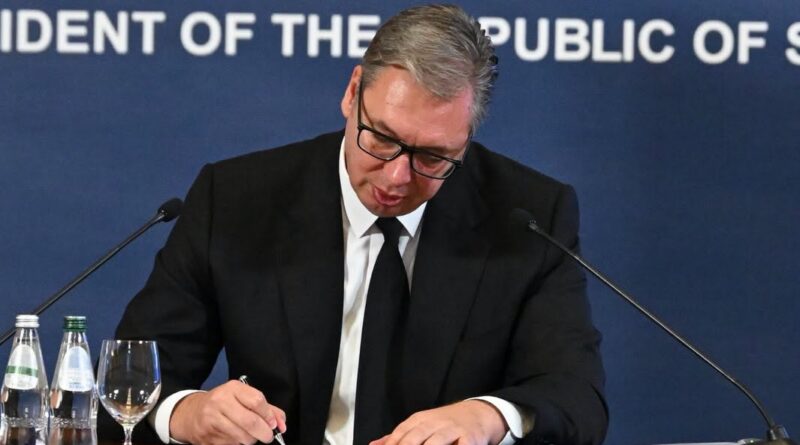 Aleksandër Vuçiq jep dorëheqje nga posti i presidentit të Serbisë