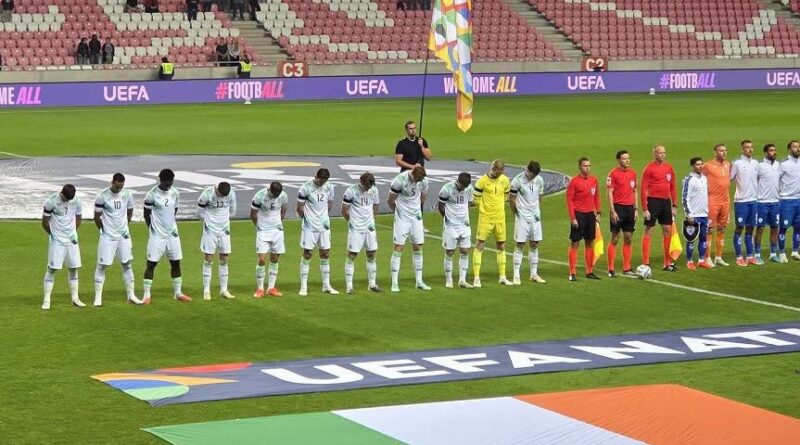 Asnjë shtrëngim duarsh, kokat ulur dhe shirita të zinj, Irlanda e kthen ndeshjen me Izraelin në një deklaratë simbolike
