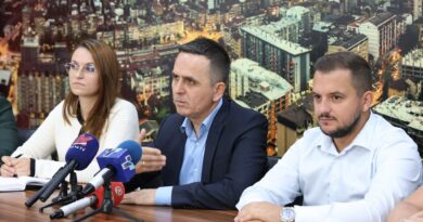 Kasami mbron zëvendësin e tij: “Nuk besoj se ka kërcënuar gazetarët”