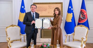 Albulena Haxhiu mandatoi Albin Kurtin për formimin e Qeverisë së Kosovës