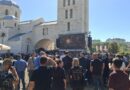 Vuçiç shmang varrimin e Ratko Mlladiçit/ Dërgon të birin dhe ministrat, mijëra serbë nderojnë “Kasapin e Bosnjës”