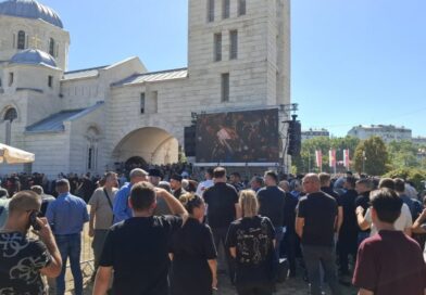 Vuçiç shmang varrimin e Ratko Mlladiçit/ Dërgon të birin dhe ministrat, mijëra serbë nderojnë “Kasapin e Bosnjës”
